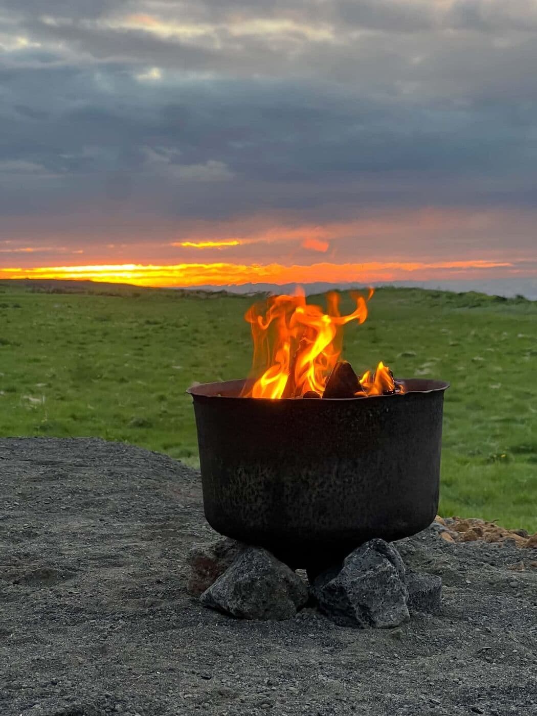 Eldstæðið logar við sólsetur