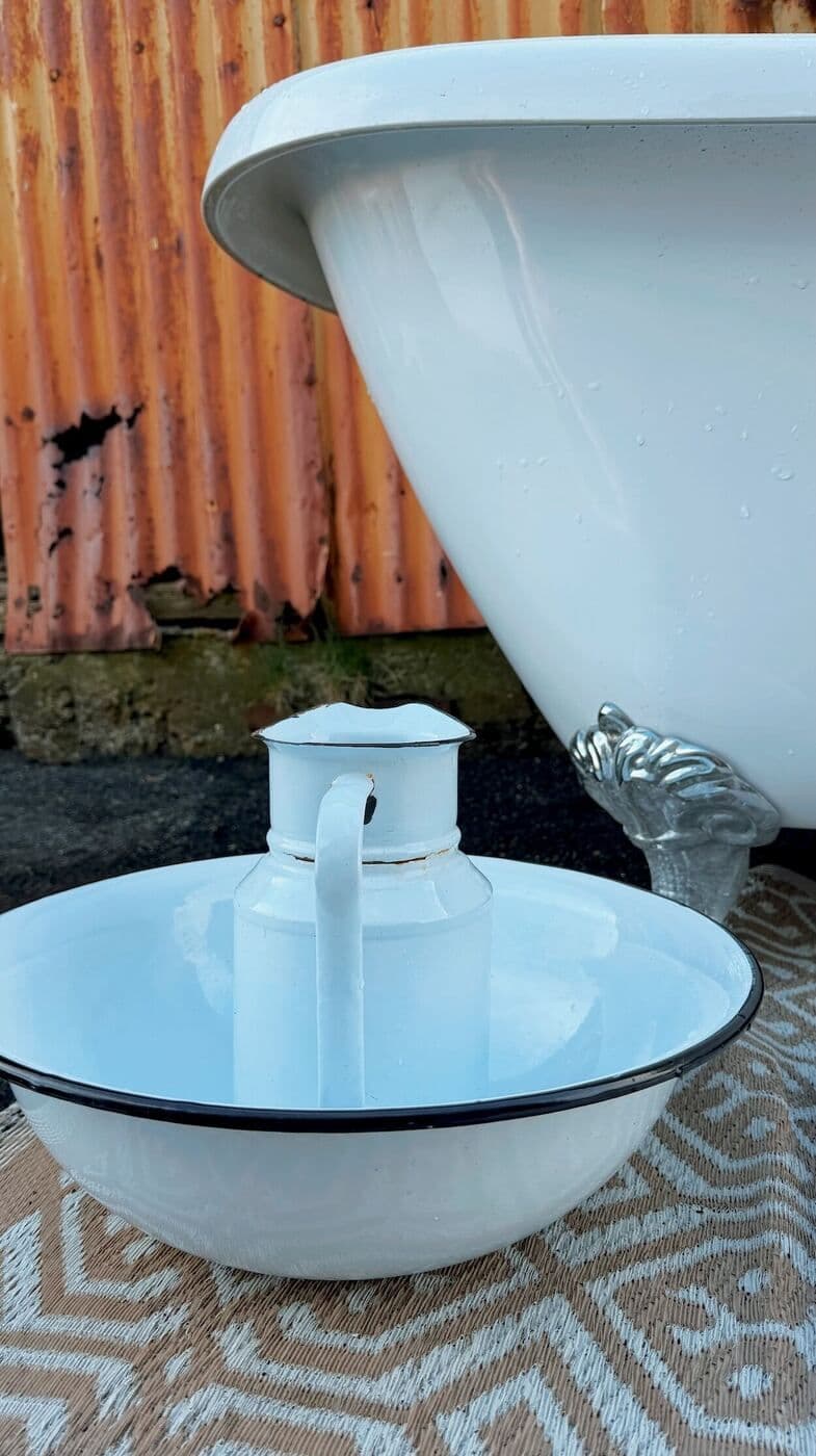 Emaleruð kanna og skál við baðkarið